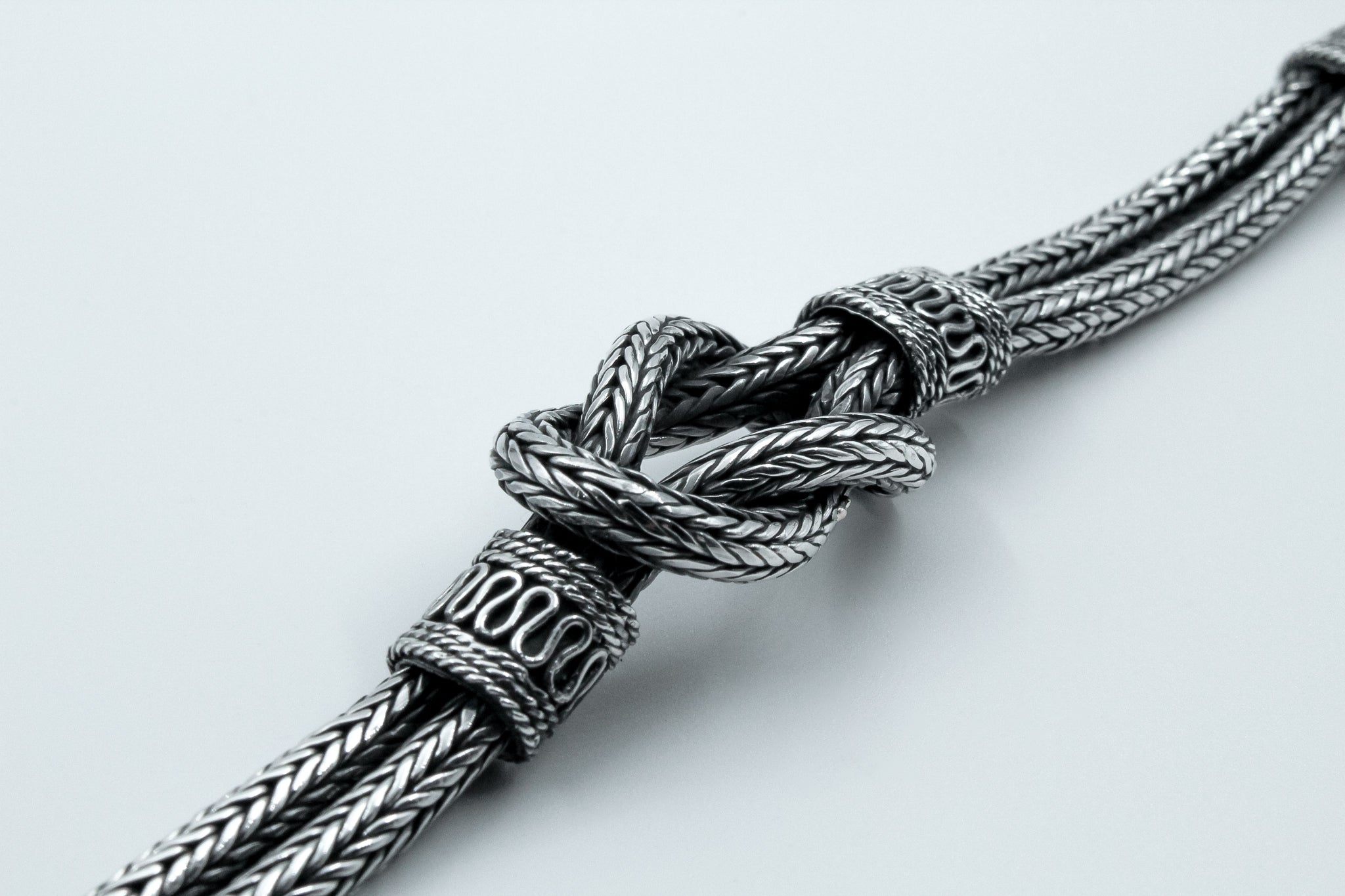 PULSERA TEJIDA CON NUDO