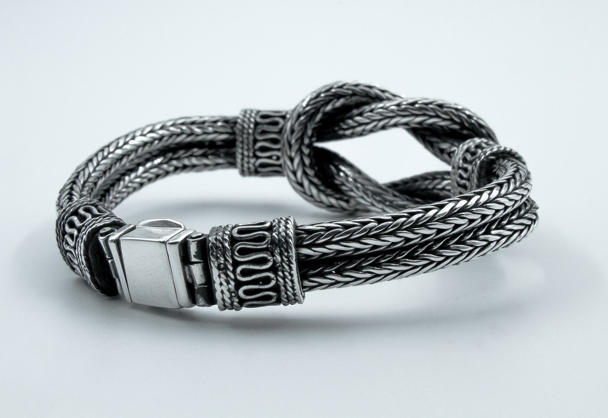PULSERA TEJIDA CON NUDO