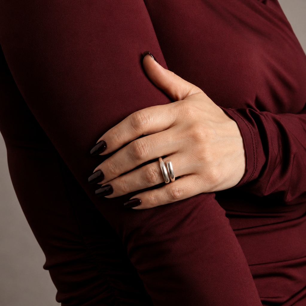 Anillo Unione de plata .925 con diseño abierto minimalista y acabado pulido