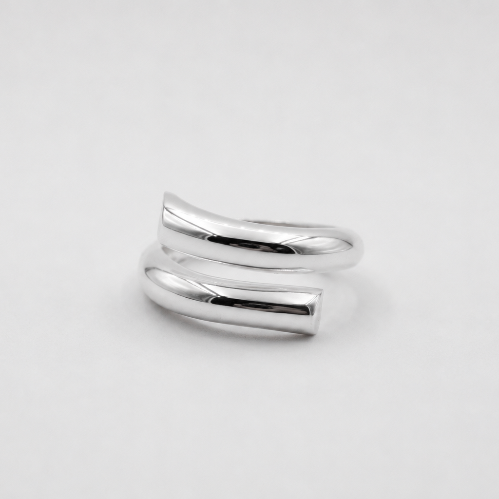 Anillo Unione de plata .925 con diseño abierto minimalista y acabado pulido espejo de De Gaytán Joyería Mexicana.
