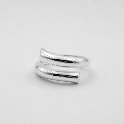 Anillo Unione de plata .925 con diseño abierto minimalista y acabado pulido espejo de De Gaytán Joyería Mexicana.