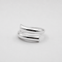 Anillo Unione de plata .925 con diseño abierto minimalista y acabado pulido espejo de De Gaytán Joyería Mexicana.