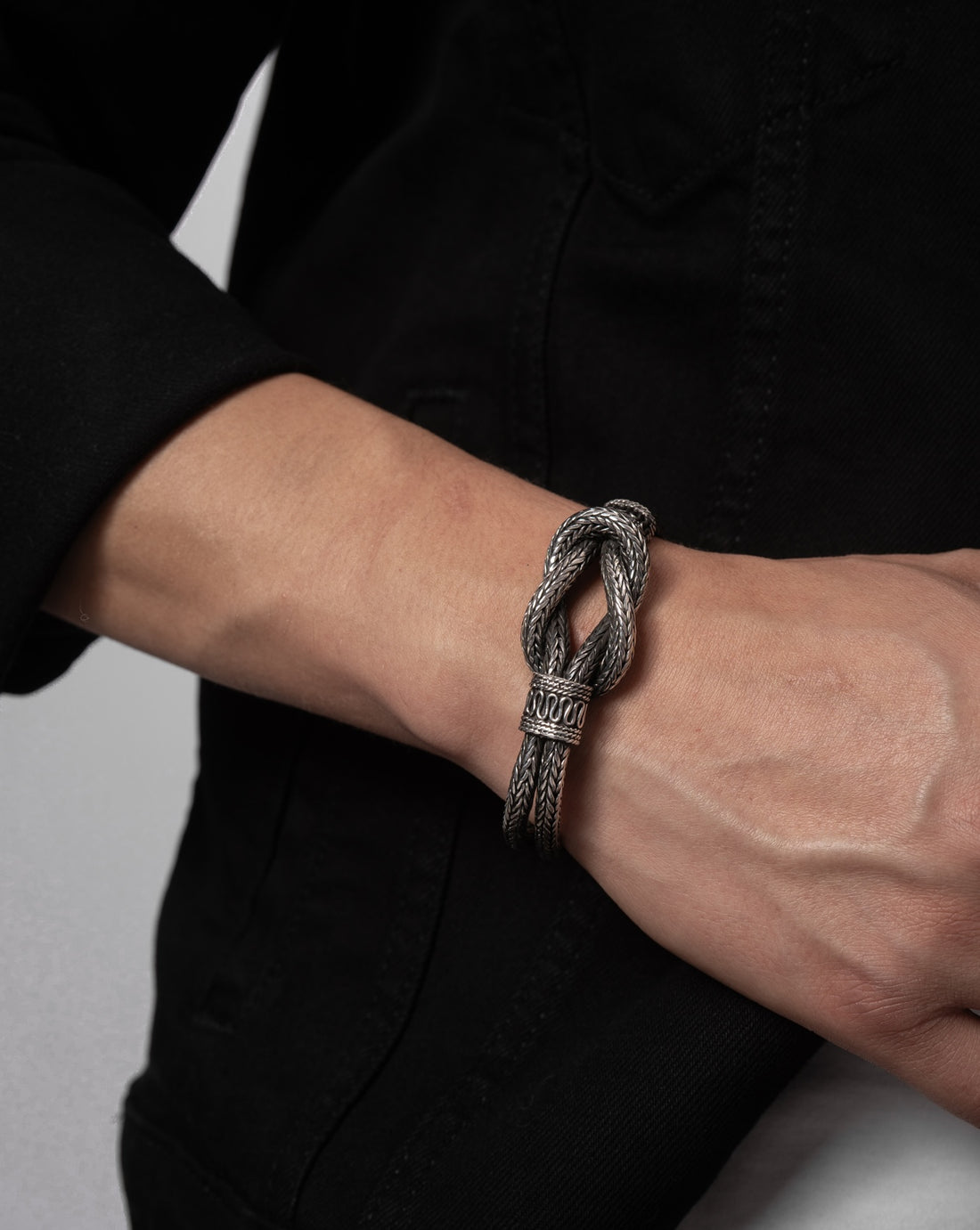 PULSERA TEJIDA CON NUDO